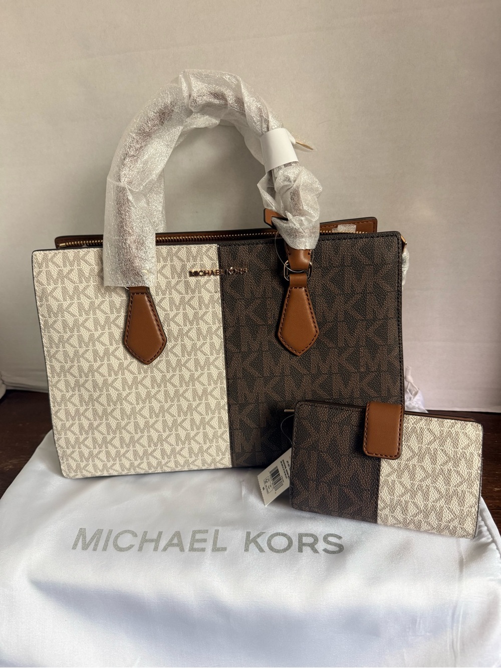Michael Kors Sheila M Center Zip Satchel Shoulder Bag with wallet NEW